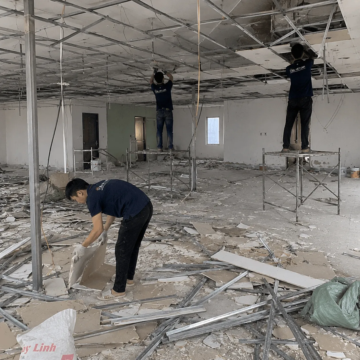 Tháo dỡ trần thạch cao nhà xưởng Hà Nội