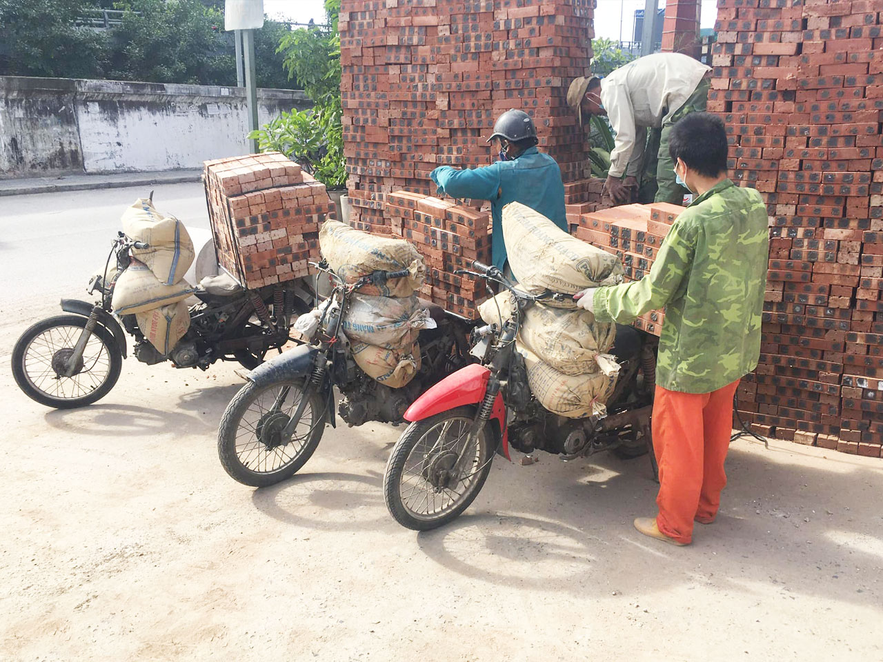 Dịch vụ giao gạch, cát, đá, xi măng đóng bao tận nhà tại Hà Nội