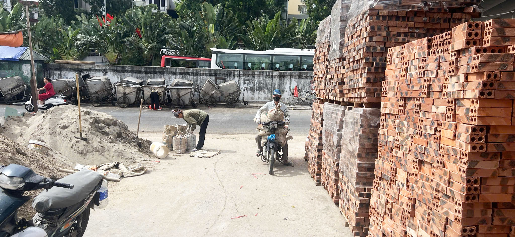 Dịch vụ giao gạch, cát, đá, xi măng đóng bao tận nhà tại phường Phúc Lợi, Hà Nội